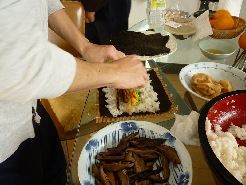 息子も巻いて