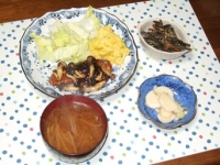 12/9 夕食 鮭のソテー メイプルマスタードソース、きんぴらごぼう、カブの浅漬け、もやしの味噌汁