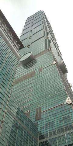 【台北】101タワー地上より見上げた所