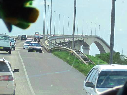 パラマリボに入る前の橋