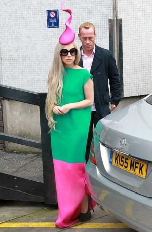 Lady+Gaga+Fashion_convert_20111204204552