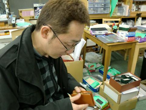 名入れマシン弐号機初仕事!財布に金箔押しで名入れです!