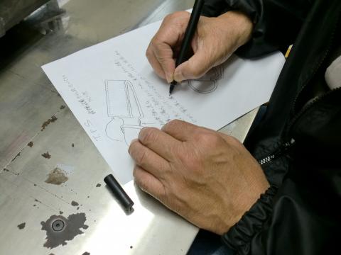 ファスナーの引き手の修理の説明用に図解を描くぴんきー