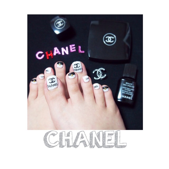 シェネル フットネイルデザイン モノクロ ブランド アレンジ Chanel 14 やり方 厳選 流行のジェルネイルデザイン