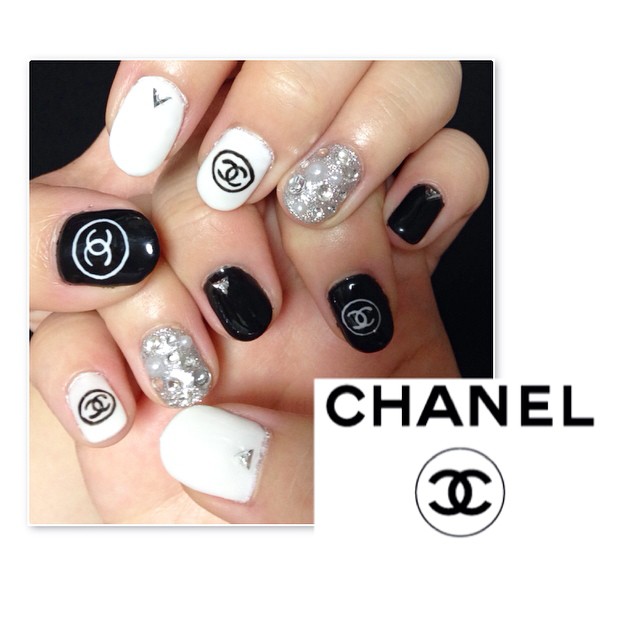 シャネル ネイルパーツ ネイルデザイン ブランド アレンジ Chanel 14 やり方 シール 厳選 流行のジェルネイルデザイン