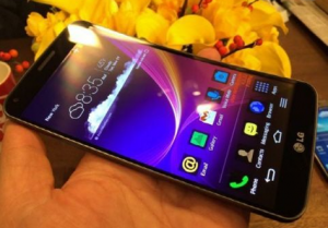 LG_bendable_smartphone.png