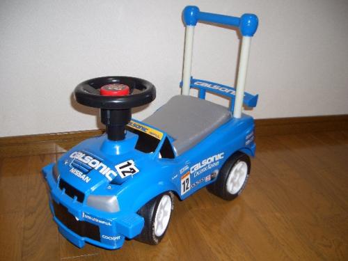 玩具の車
