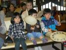団扇太鼓をたたく子供