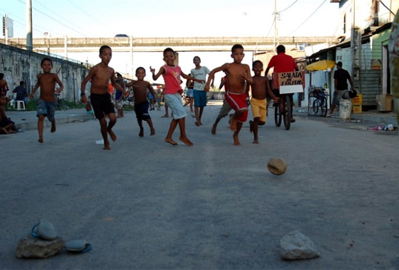 Crianca_futebol_barrinha_560.jpg