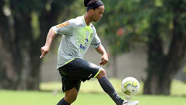 ronaldinho-bola-620_20130711092128.jpg