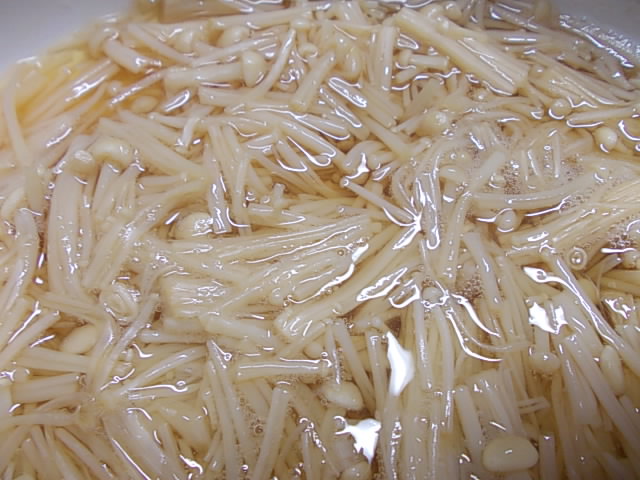 Enokitake mushroom 20130212-3
