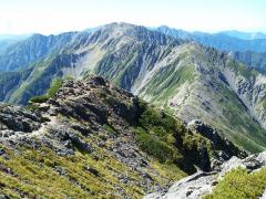 北岳頂上から間ノ岳方面を眺める