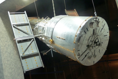 13ハッブル宇宙望遠鏡