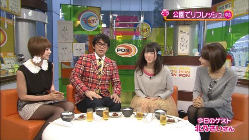 篠田麻里子のミニスカパンチラキャプチャ画像 正面から見たかった