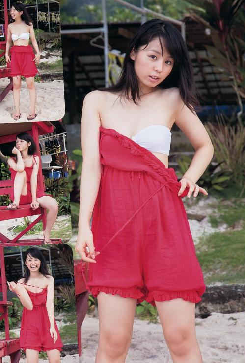 小池里奈の脱ぎかけの服がエロイ画像