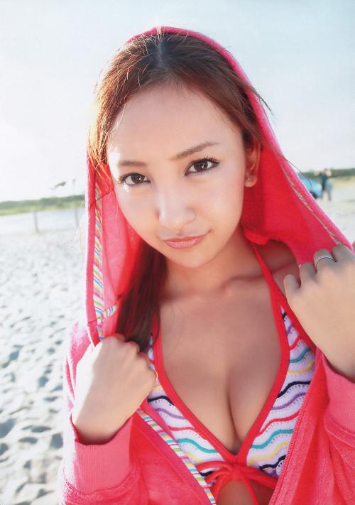板野友美のおっぱい水着画像