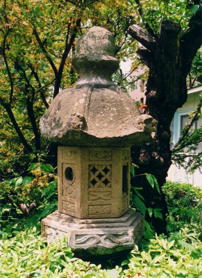 治外法権の灯籠