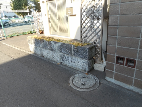 南1東4軟石のフラワーポット