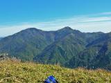 18日 13:00 明日 縦走する剣山・次郎笈を眺める