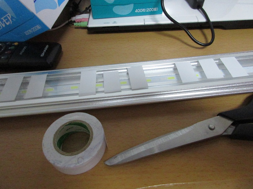 そこで青色LEDの上に白いテープを貼りました。