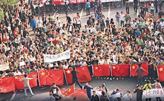 西安逾七千名大學生上街反日。