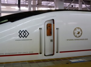 九州新幹線つばめ発車前(640x480) (300x221)