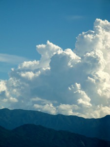 山の端の入道雲 (225x300)
