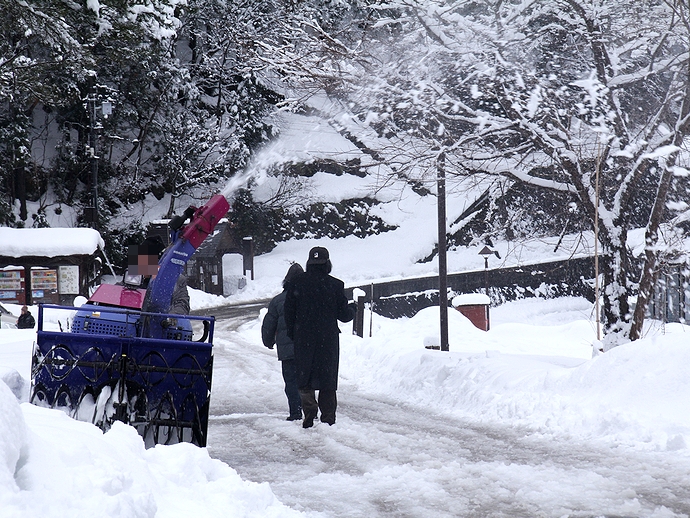 相倉合掌集落 除雪中 相倉合掌集落 除雪中
