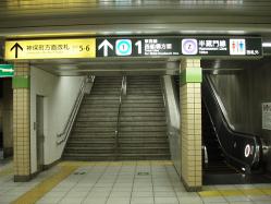 九段下駅新宿線ホーム神保町寄り階段