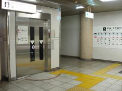 九段下駅新宿線ホーム神保町寄り改札