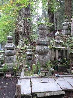 奥の院織田信長供養塔