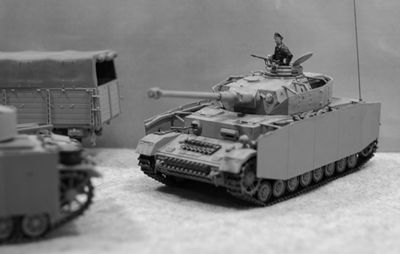 四号戦車準備モノクロ_R