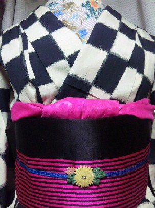 cyobiの昔きもの愛好日記 市松の着物に縞と椿と水仙の帯。