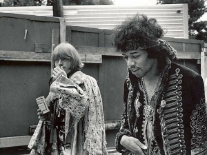 jimi_plays_monterey2.jpg