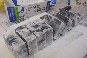 炭せっけん切り分け