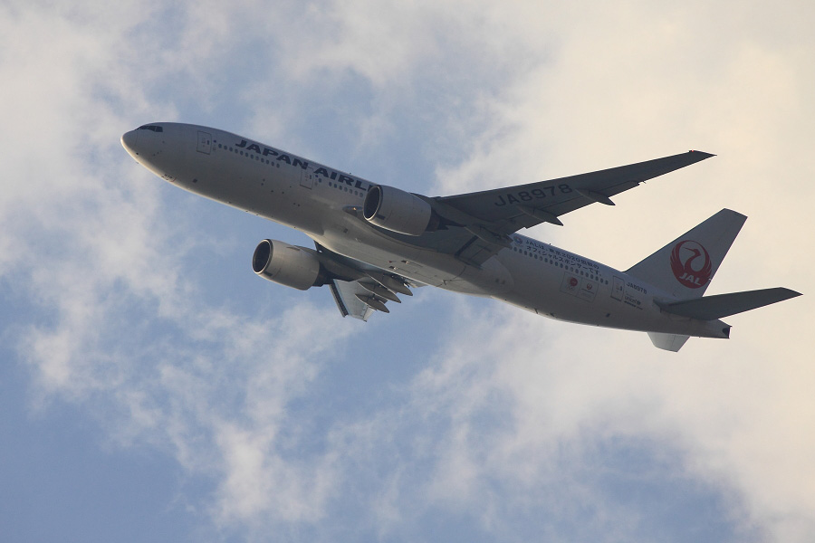 JAL B777-289 / JAL128 (JA8978)