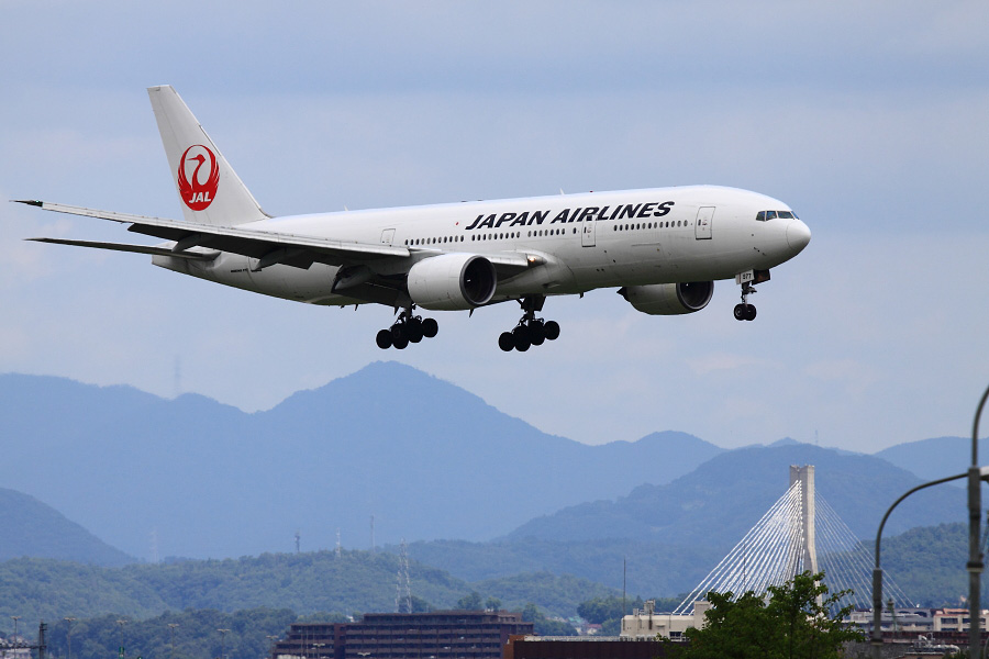 JAL B777-289 / JAL111 (JA8977)