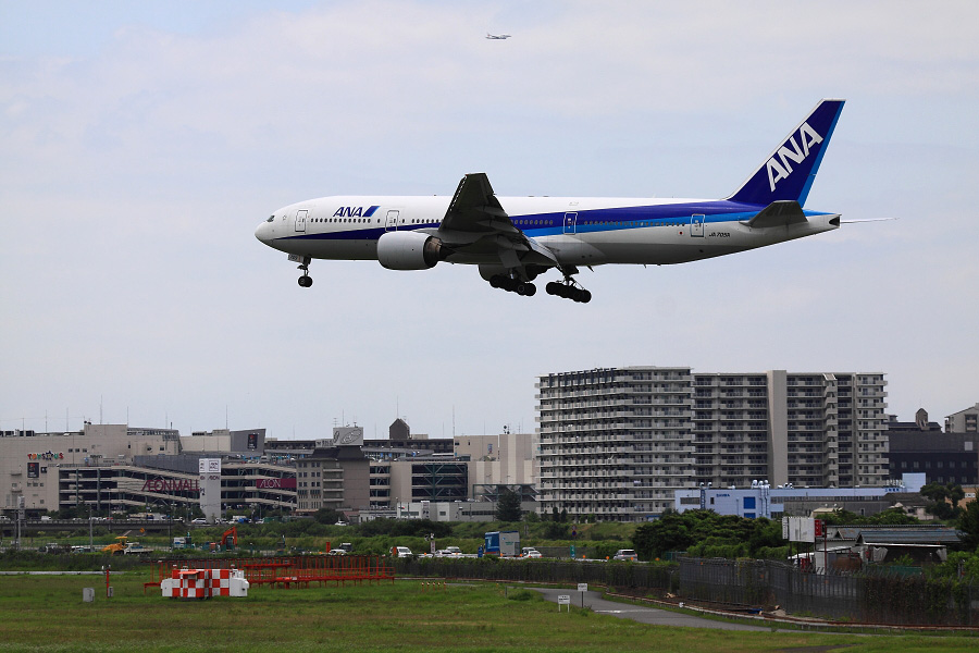 ANA B777-281 / ANA19 (JA705A)