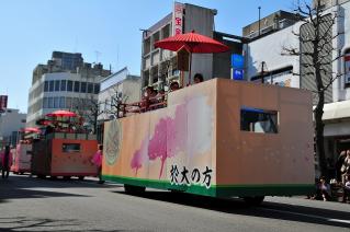 装飾車に乗ったお姫様たち
