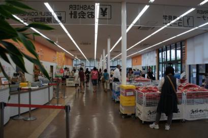 おせんべいの種類はた~くさん!ほとんど試食できます。好みのお煎餅をじっくり選べるのだ。
