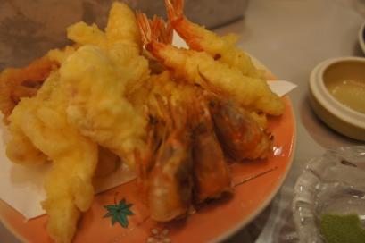 白いかの下足とモサエビを天ぷらにしてもらいました。