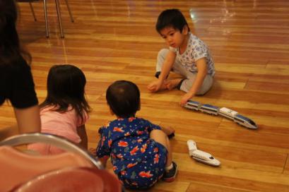 他のテーブルの子供たちを誘って遊びはじめました。