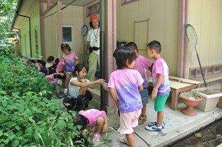 014 8月3日にはこばと保育園のこどもたちが来館。中学生も手伝い