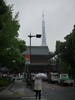 後ろに東京タワー
