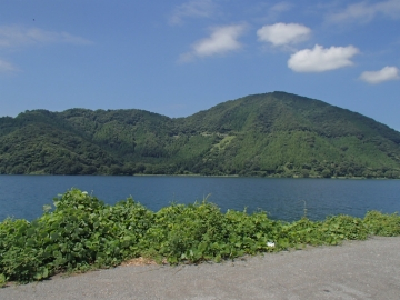 塩津街道から奥琵琶湖PWを見る