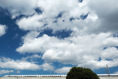 新幹線と秋の空