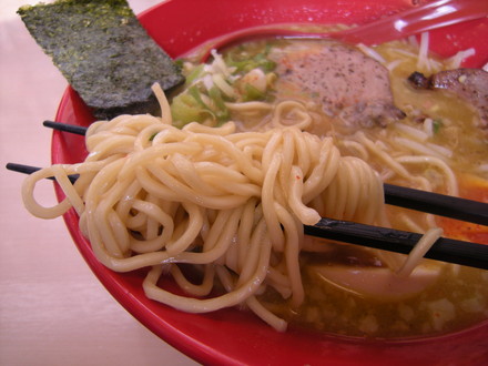 真空チャーシュー味噌カレーらーめんの麺