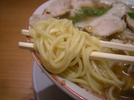 特製チャーシュー麺 醤油の麺