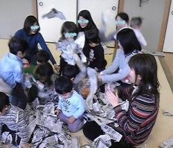 新聞紙遊び