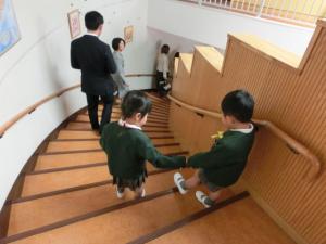 手をつないで